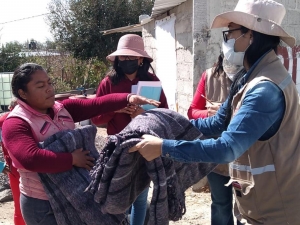 Lleva SEDIF apoyos a familias afectadas por contingencia en Tlachichuca y Acatzingo