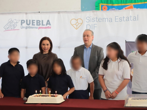 Firman SEDIF y “La Zarza” contrato para donación de pasteles