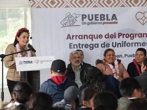 En Ajalpan, Gaby Bonilla inicia entrega de paquetes escolares a menores indígenas