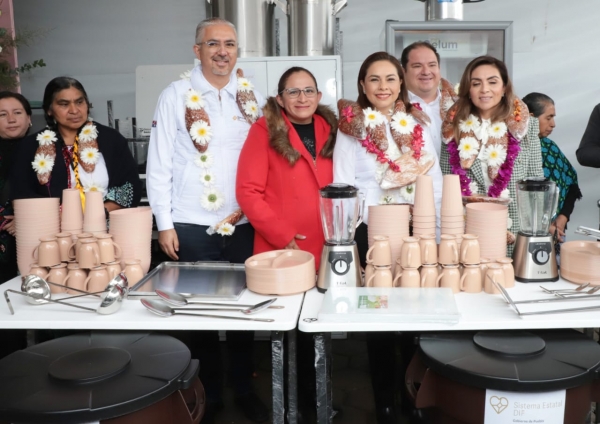 Entrega Gaby Bonilla desayunadores y Estancia de Día en Atempan