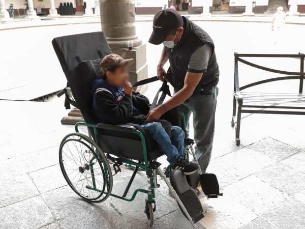 Tras solicitud en “Martes Ciudadano”, SEDIF beneficia a niño con silla de ruedas especializada