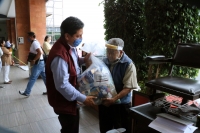 Reciben adultos mayores apoyos alimentarios por parte del SEDIF