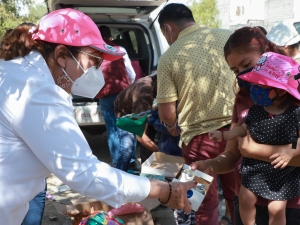 Entrega SEDIF ropa, calzado y juguetes a colonos de Valle del Paraíso