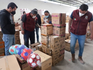 Entrega SEDIF juguetes a autoridades municipales en beneficio de niñas y niños